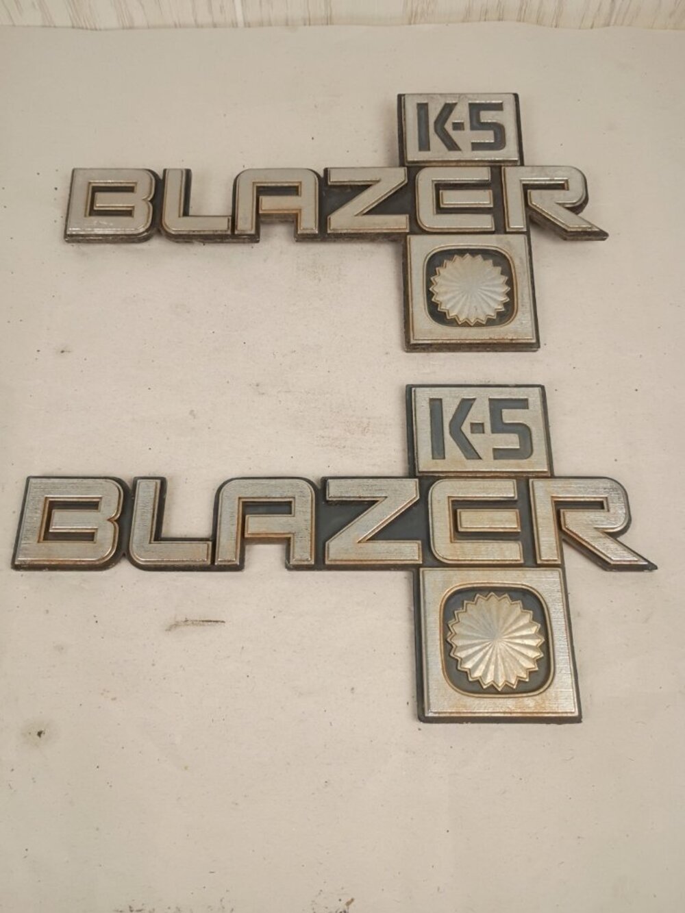 1981-1988 Chevy K5 Blazer Fender Emblems PAIR 14026441 OEM 81-88 - Picture 3 of 10